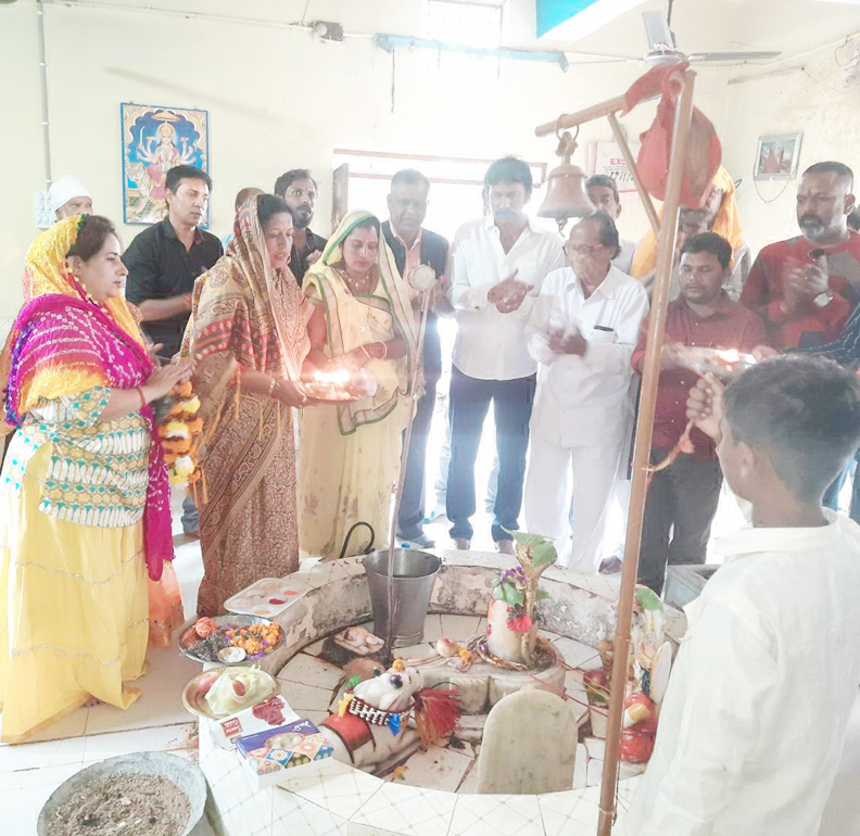 मेयर ने किया शिवजी का जलाभिषेक मेयर ने किया शिवजी का जलाभिषेक
