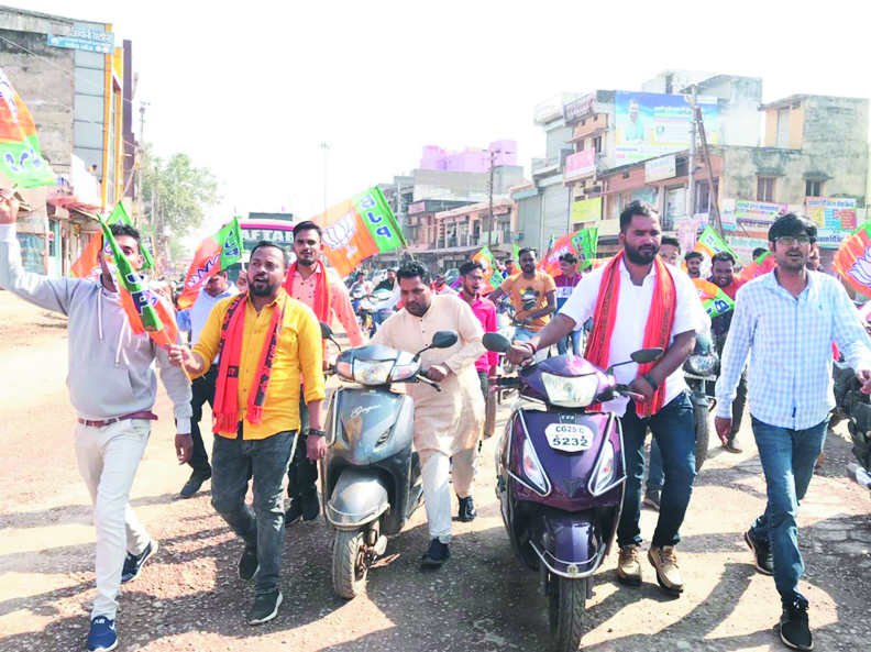 भाजपाइयों ने धक्का यात्रा निकालकर प्रदेश सरकार का किया विरोध