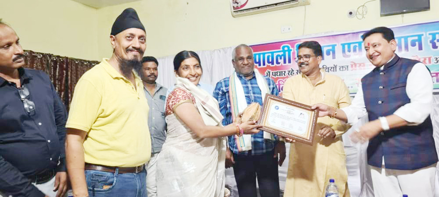 जिले में पत्रकारों को कलम श्री अवार्ड जिले में पत्रकारों को कलम श्री अवार्ड