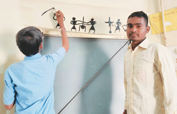 बस्ताविहीन विद्यालय कार्यक्रम शुरू, बच्चों को आकर्षक पेंटिंग एवं चित्रकारी का दे रहे प्रशिक्षण