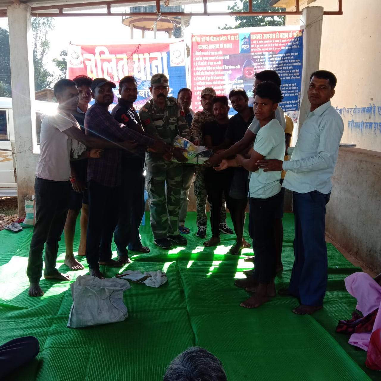 चलित थाना में सुनीं ग्रामीणों की समस्याएं