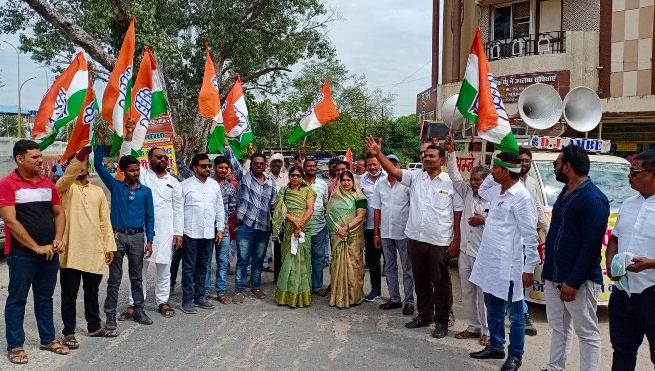 3 नए कृषि कानूनों की वापसी पर कांग्रेस ने मनाया किसान विजय दिवस 3 नए कृषि कानूनों की वापसी पर कांग्रेस ने मनाया किसान विजय दिवस