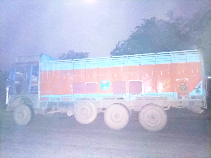 पुलिस की नाकेबंदी देख ट्रक छोडक़र भागे पशु तस्कर, 40 मवेशी जब्त