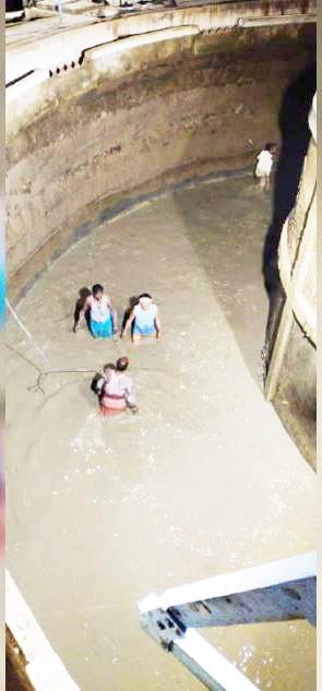 36 घंटे से 50 लोग रतजगा करके कर रहे पानी टंकी सफाई 36 घंटे से 50 लोग रतजगा करके कर रहे पानी टंकी सफाई