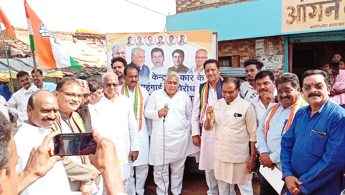 केंद्र सरकार के पास बताने के लिए कोई उपलब्धि नहीं है-गिरीश