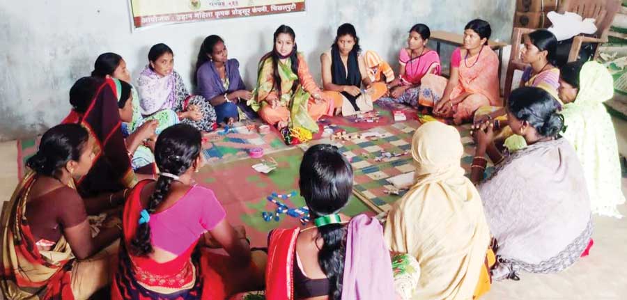 स्व-सहायता समूह बना रहीं ढोकरा राखियां, मिल रहे आर्डर