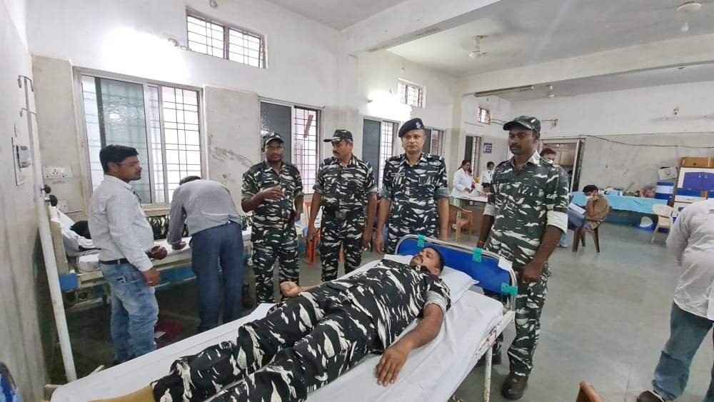 शिविर में 30 नागरिकों और 4 सीआरपीएफ जवानों ने किया रक्तदान