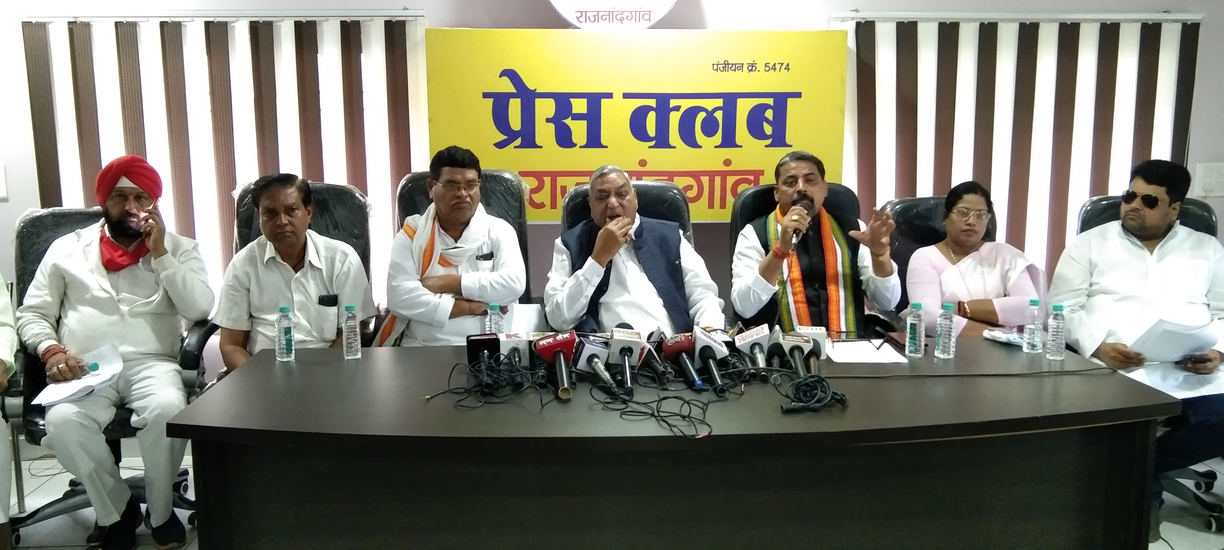 मोदी सरकार देश पर लाद रही प्रायोजित संकट-शर्मा मोदी सरकार देश पर लाद रही प्रायोजित संकट-शर्मा