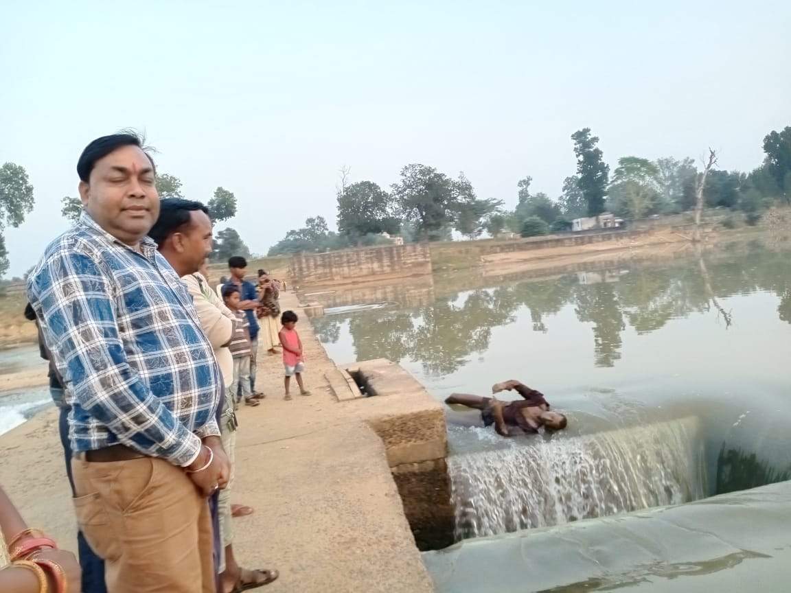 एनीकट गेट में फंसा मिला शव