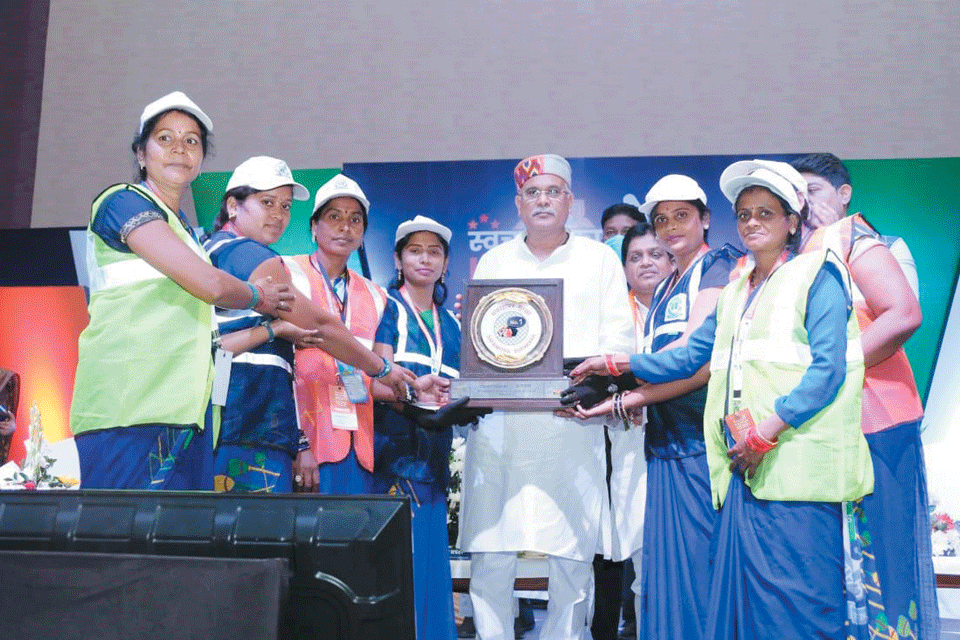 स्वच्छता में बेहतर प्रदर्शन, सीएम ने किया सम्मान