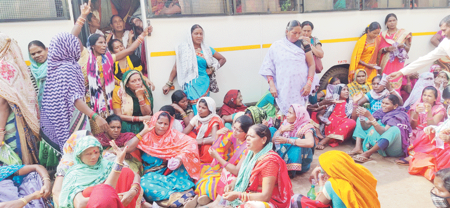 आंदोलनरत महिलाओं को जबरन बैठाया पुलिस ने बस में, हंगामा आंदोलनरत महिलाओं को जबरन बैठाया पुलिस ने बस में, हंगामा