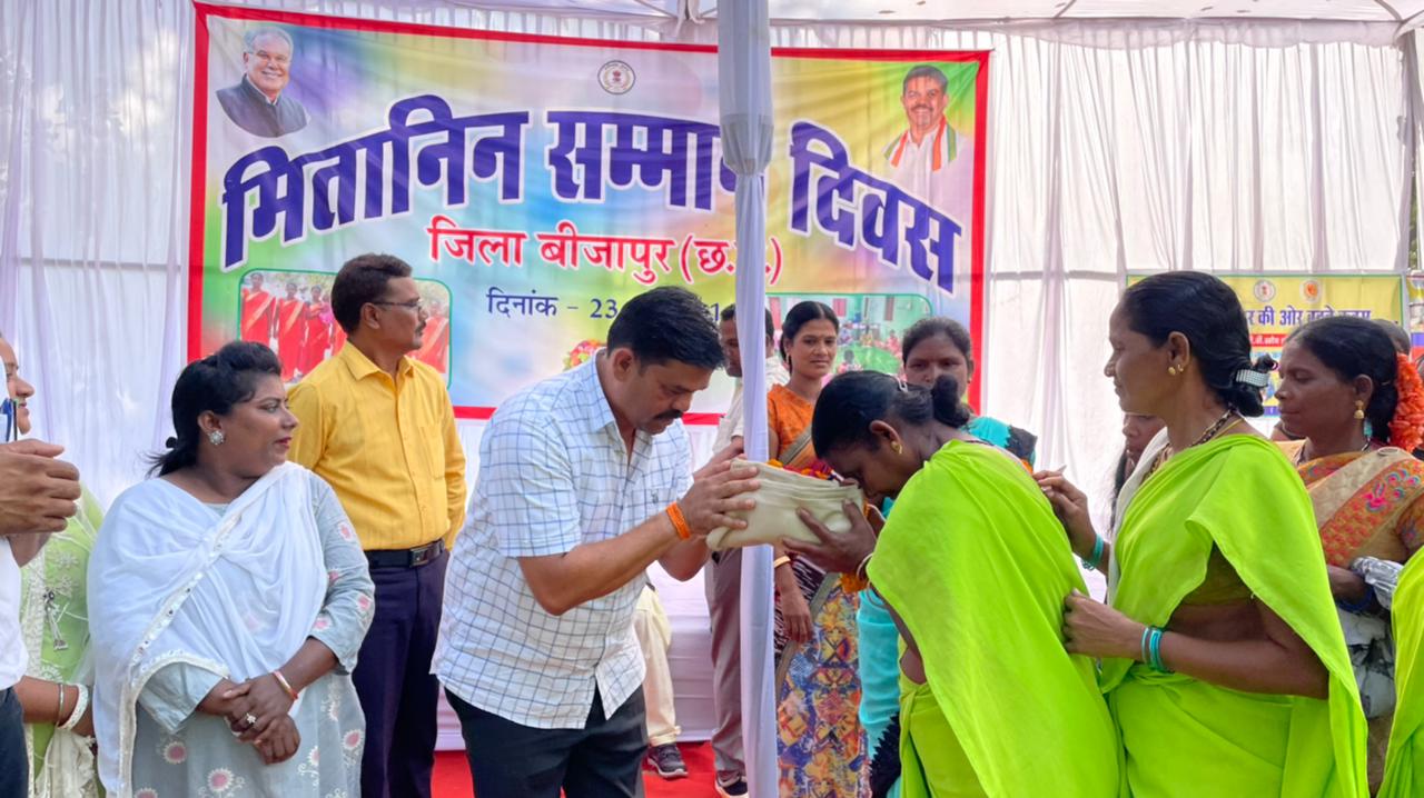 विधायक विक्रम ने मितानिनों का किया सम्मान विधायक विक्रम ने मितानिनों का किया सम्मान