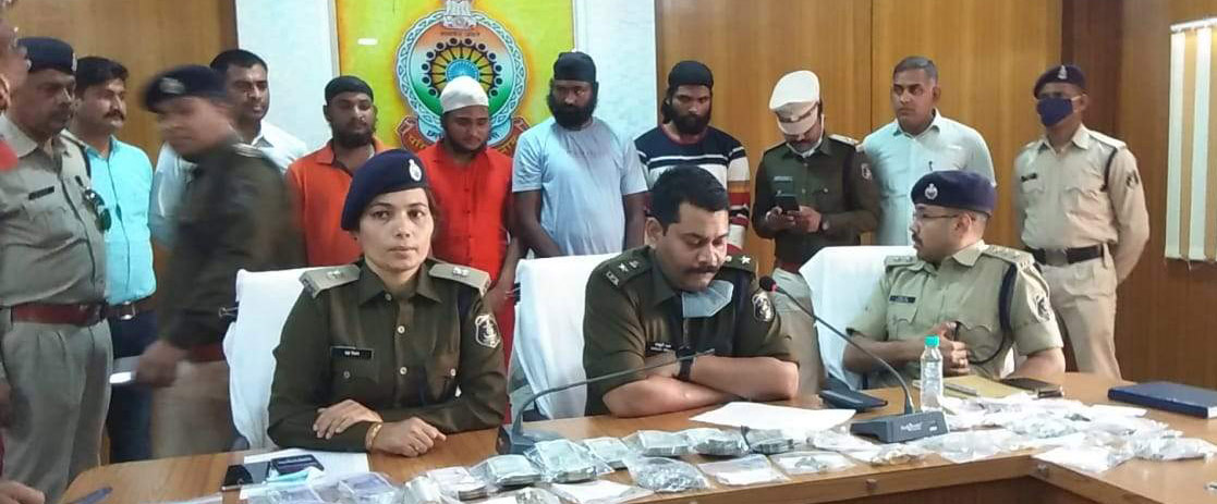 कडक़ी दूर करने इंदौर से आए पेशेवर गिरोह ने पूर्व जिला पंचायत अध्यक्ष के घर की थी सेंधमारी कडक़ी दूर करने इंदौर से आए पेशेवर गिरोह ने पूर्व जिला पंचायत अध्यक्ष के घर की थी सेंधमारी