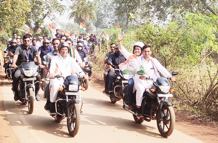 बाइक रैली में शामिल हुए गृहमंत्री, जगह-जगह स्वागत