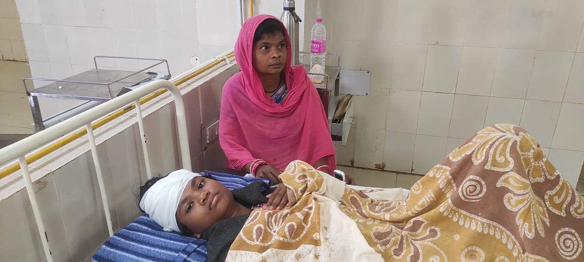 स्कूली बच्ची को बाइक सवार ने मारी ठोकर, जख्मी स्कूली बच्ची को बाइक सवार ने मारी ठोकर, जख्मी