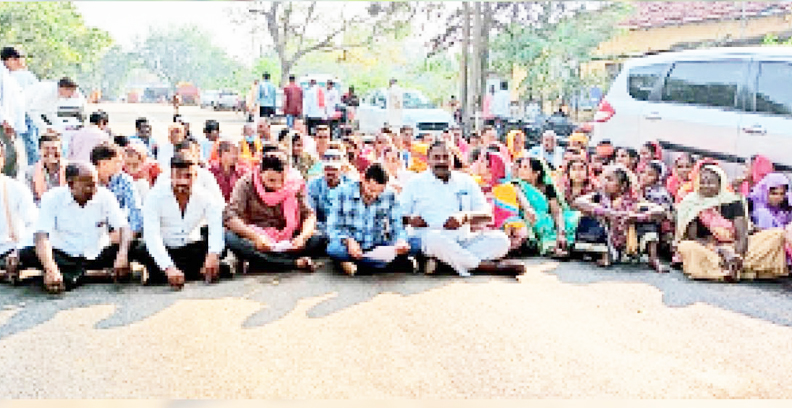 औद्योगिक इकाई पॉवर प्लांट का विरोध: ग्रामीणों ने कलेक्टोरेट घेरा औद्योगिक इकाई पॉवर प्लांट का विरोध: ग्रामीणों ने कलेक्टोरेट घेरा