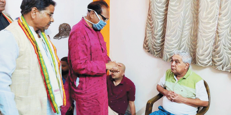 शहीद कर्नल विप्लव त्रिपाठी के घर पहुंचकर स्कूल शिक्षामंत्री ने दी श्रद्धांजलि