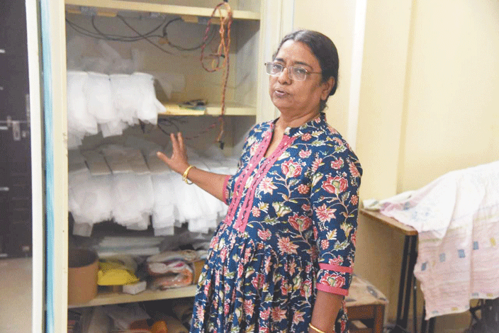 ऋण से खरीदी पैड निर्माण के उपकरण व मशीन की सामग्री, टीम बनाई और बिजनेस की रखी नींव