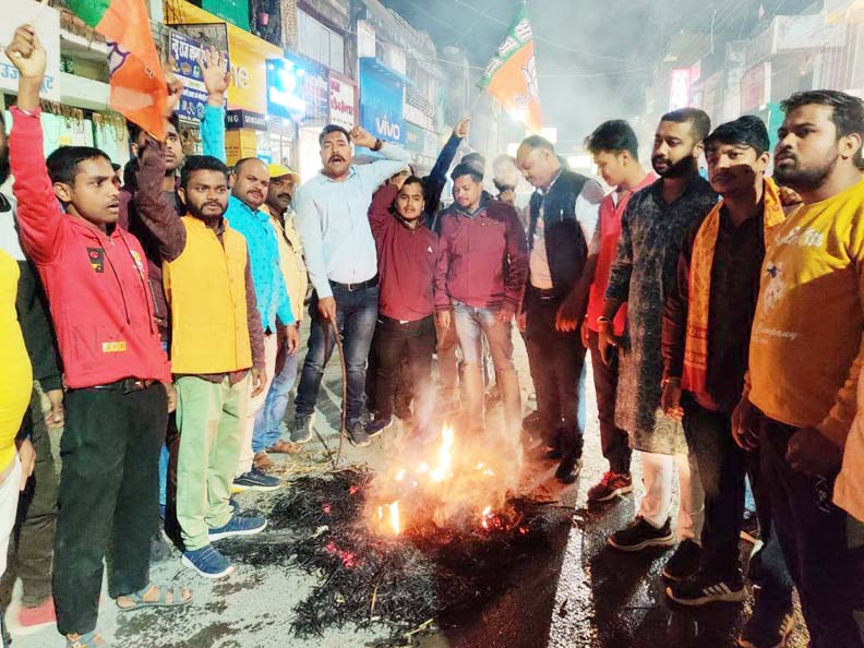 भाजपा प्रदेशाध्यक्ष पर सीएम की टिप्पणी से रोष, भाजयुमो ने फूंका पुतला