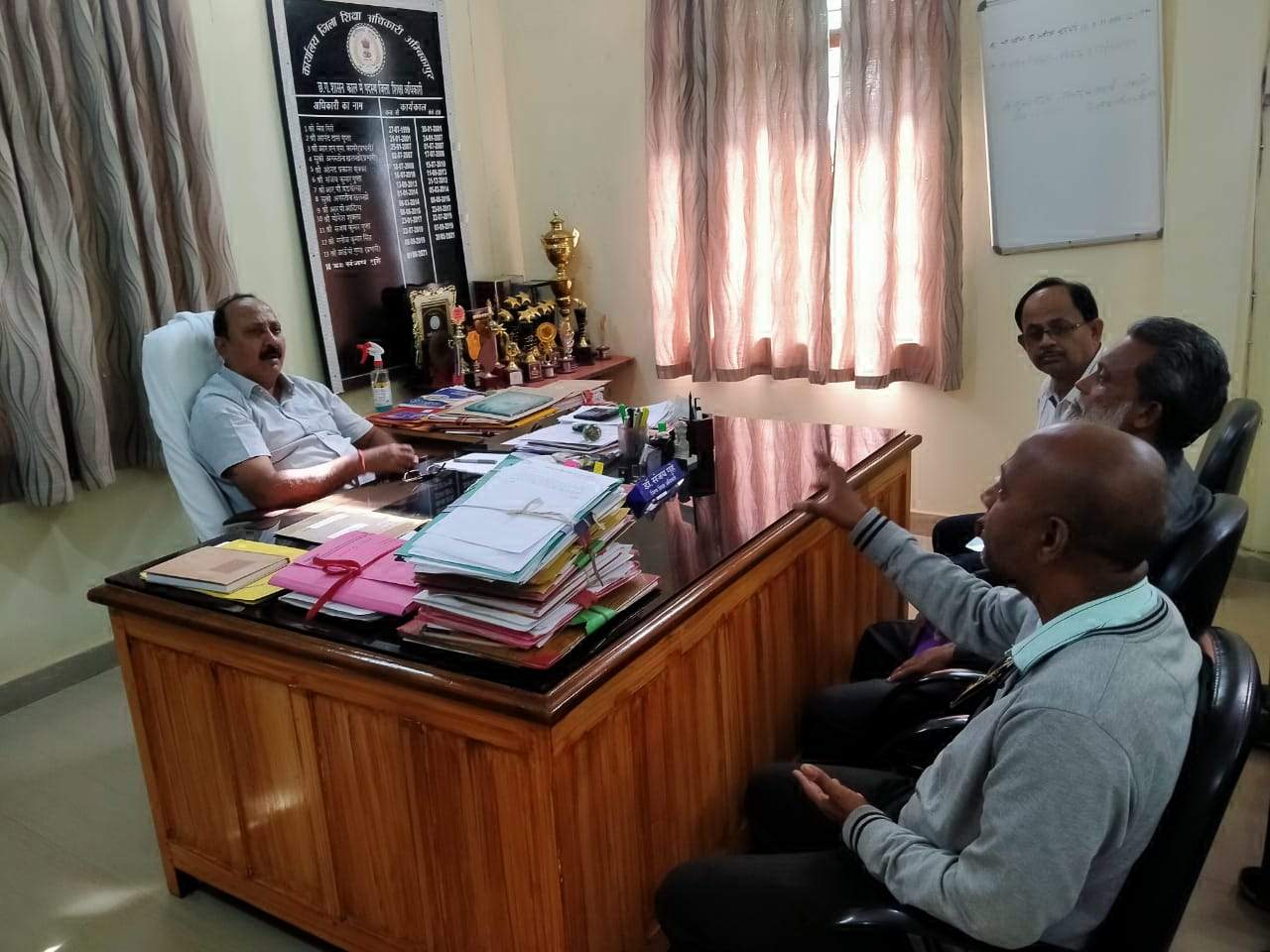 निजी स्कूल प्रबंधन वार्षिक समस्त मदों की फीस जमा करने डाल रही है दबाव