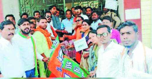 छड़, सीमेंट और रेत की लगातार बढ़ती कीमतों को लेकर भाजयुमो का प्रदर्शन छड़, सीमेंट और रेत की लगातार बढ़ती कीमतों को लेकर भाजयुमो का प्रदर्शन