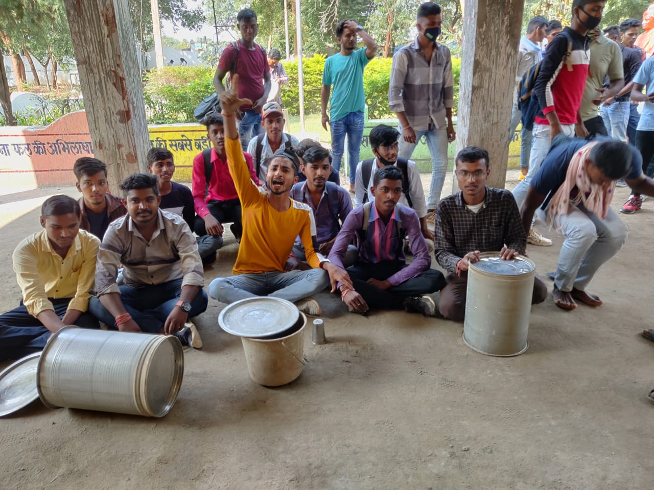 गंदे बर्तन में पानी पीने मजबूर हैं महाविद्यालय छात्र, प्रबंधन के खिलाफ प्रदर्शन गंदे बर्तन में पानी पीने मजबूर हैं महाविद्यालय छात्र, प्रबंधन के खिलाफ प्रदर्शन
