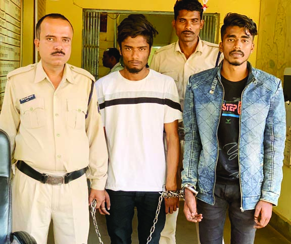 धारदार हथियार लहराने वाले 2 गिरफ्तार धारदार हथियार लहराने वाले 2 गिरफ्तार