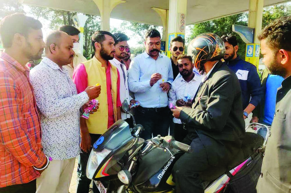 भाजयुमो ने पेट्रोल में 78 पैसे व डीजल में 1.44 पैसे कम के विरोध में बांटा लॉलीपॉप