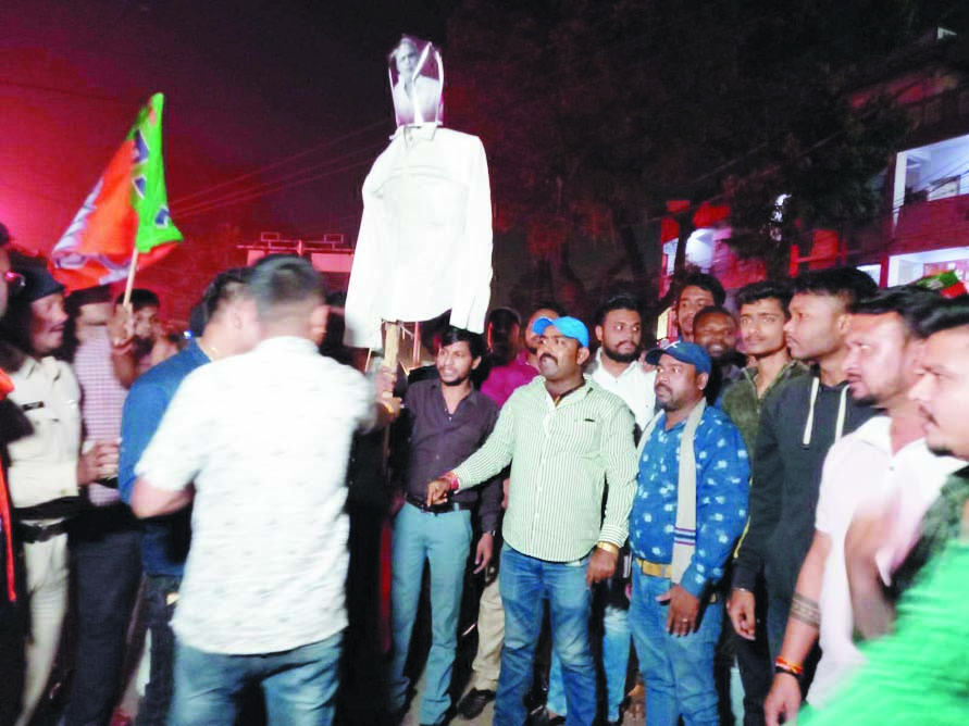 भाजयुमो ने फूंका मुख्यमंत्री का पुतला