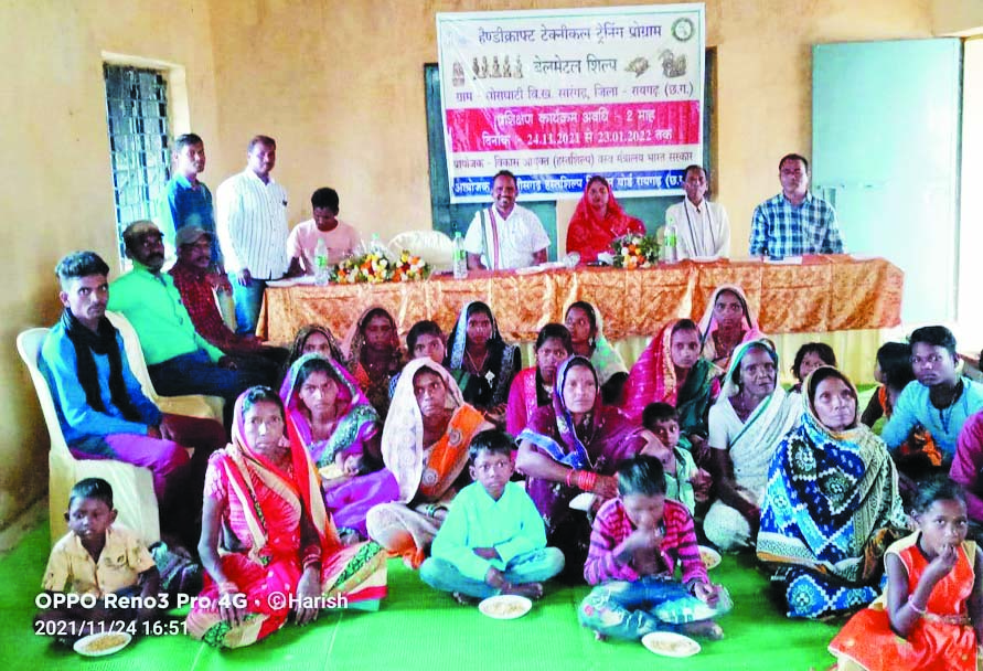 सभापति हस्तशिल्प कार्यशाला में पहुँची