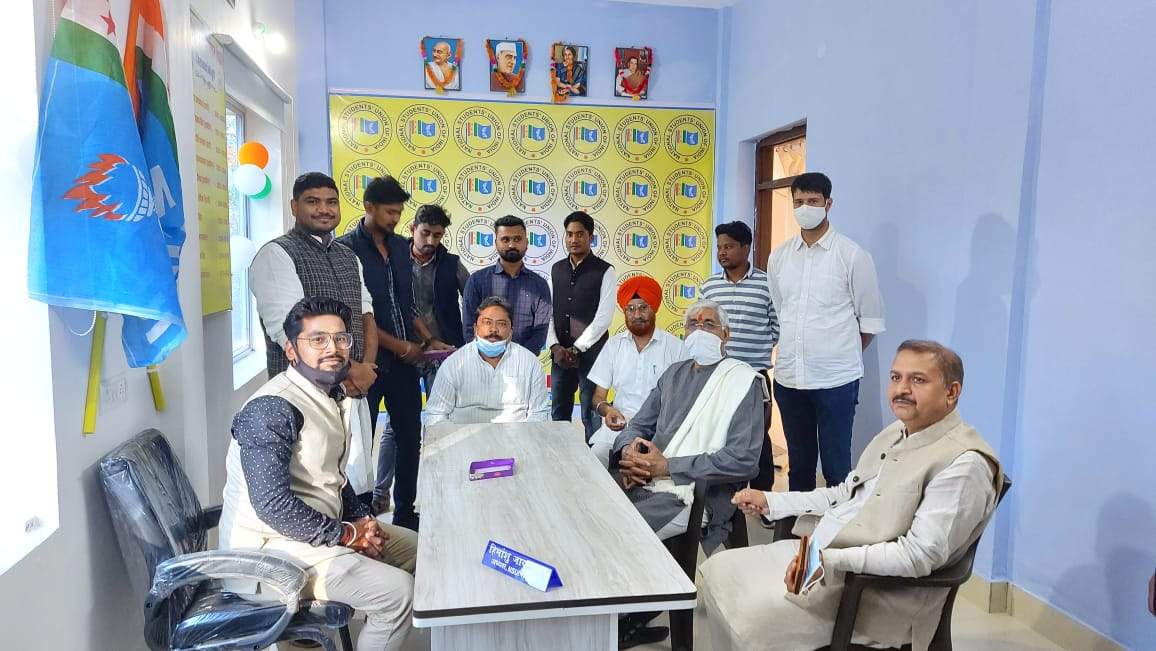 सिंहदेव ने एनएसयूआई कार्यालय पहुंचकर दी शुभकामनाएं