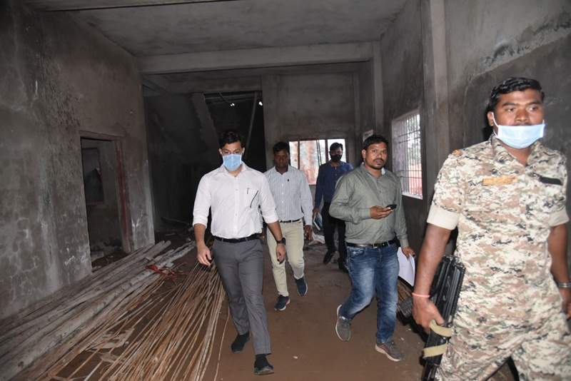 कलेक्टर ने निर्माणाधीन स्विमिंग पूल, मांगलिक भवन एवं स्पोर्ट्स एकेडमी का किया निरीक्षण