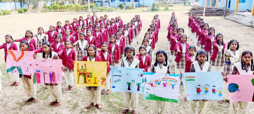 बच्चों- शिक्षकों ने संविधान प्रस्तावना की ली शपथ      