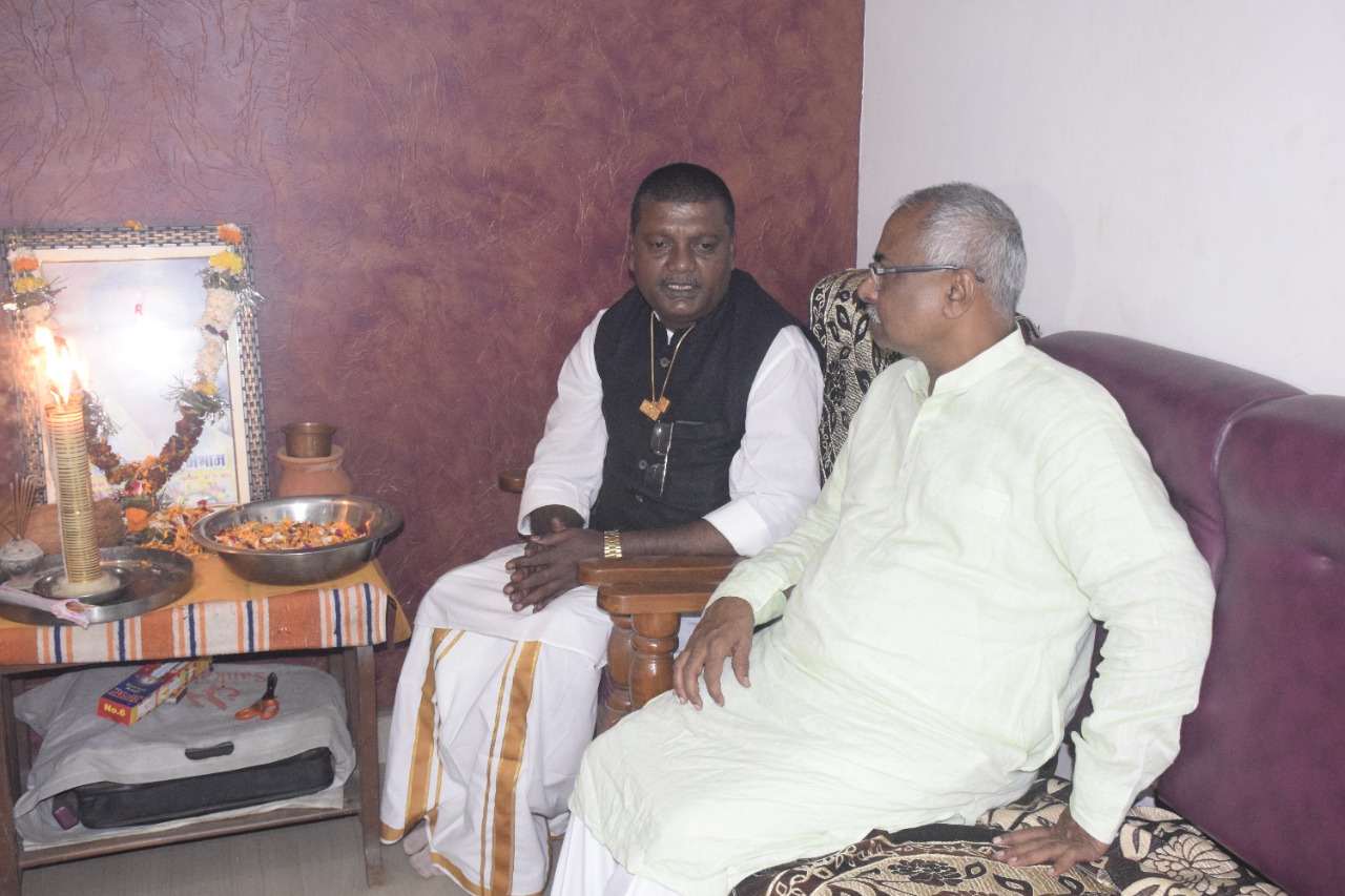 शोकाकुल मेश्राम और भोजवानी परिवार से मिले जोशी शोकाकुल मेश्राम और भोजवानी परिवार से मिले जोशी