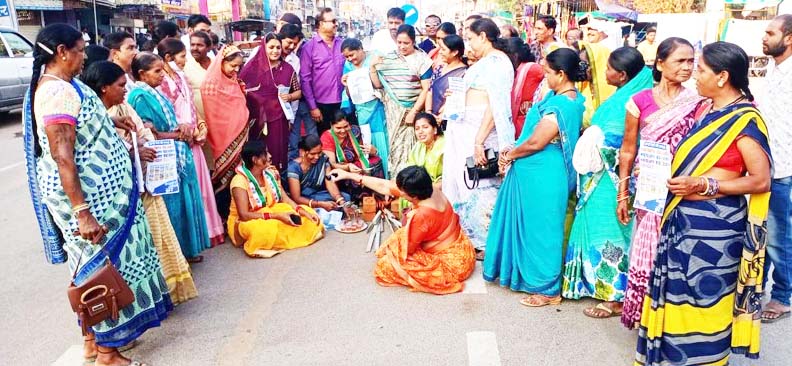 महंगाई के विरोध में महिला कांग्रेस का प्रदर्शन महंगाई के विरोध में महिला कांग्रेस का प्रदर्शन