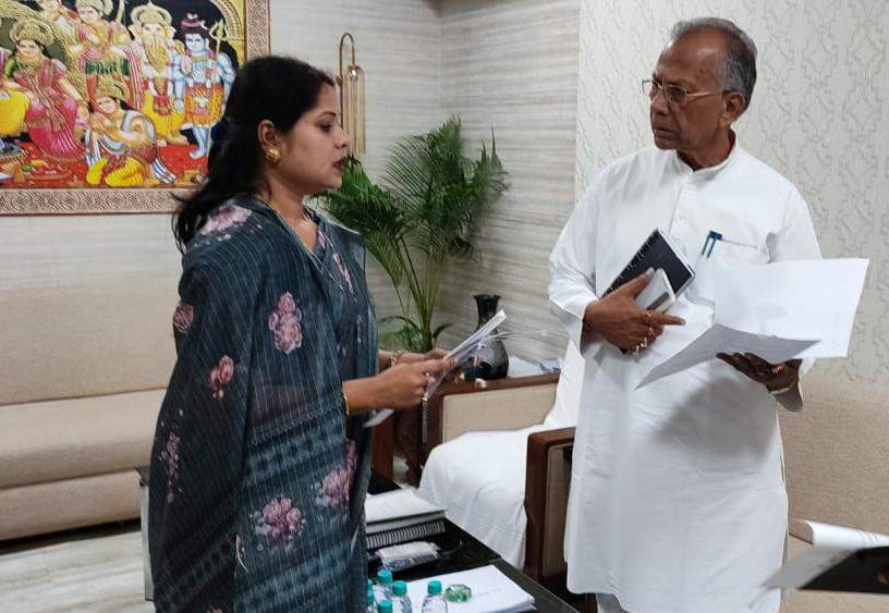 पुल, सडक़ों व पर्यटन के स्वीकृति की मांग को लेकर ताम्रध्वज से मिली विधायक पुल, सडक़ों व पर्यटन के स्वीकृति की मांग को लेकर ताम्रध्वज से मिली विधायक