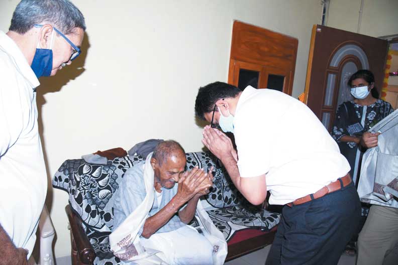 97 बरस के भगवती प्रसाद गुप्ता ने गांधी की स्मृति को किया साझा, कलेक्टर-एसपी ने घर पहुंचकर शॉल-श्रीफल से किया अभिनंदन 97 बरस के भगवती प्रसाद गुप्ता ने गांधी की स्मृति को किया साझा, कलेक्टर-एसपी ने घर पहुंचकर शॉल-श्रीफल से किया अभिनंदन