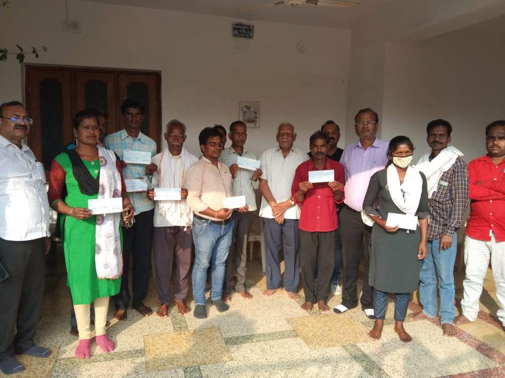 करंट से मवेशियों की मौत, विधायक ने मुआवजा राशि का चेक सौंपा