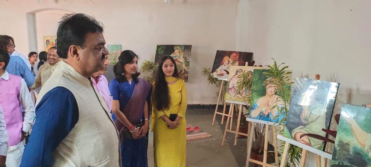 संसदीय सचिव ने चित्रकार लूनिया के प्रदर्शनी का उद्घाटन संसदीय सचिव ने चित्रकार लूनिया के प्रदर्शनी का उद्घाटन