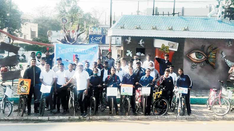 कैडेट्स ने साइकिल रैली निकाली कैडेट्स ने साइकिल रैली निकाली