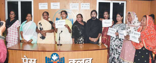 किन्नर समाज ने करोड़ों की धोखाधड़ी का लगाया आरोप, कहा-पुलिस नहीं कर रही कार्रवाई किन्नर समाज ने करोड़ों की धोखाधड़ी का लगाया आरोप, कहा-पुलिस नहीं कर रही कार्रवाई