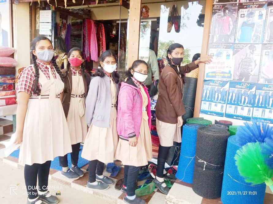 स्कूली बच्चों ने चलाया कोरोना टीका जागरूकता अभियान स्कूली बच्चों ने चलाया कोरोना टीका जागरूकता अभियान