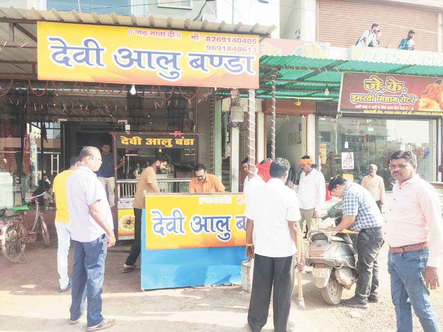  नोटिस और चेतावनी का नहीं हुआ असर तो दुकान के बाहर अवैध कब्जे को निगम ने हटवाया