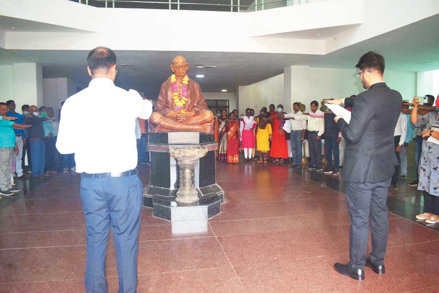 संविधान दिवस पर ली शपथ संविधान दिवस पर ली शपथ