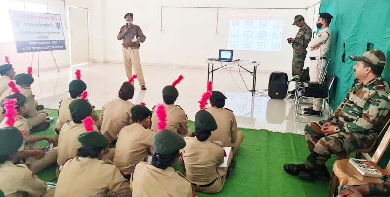 यातायात पुलिस ने कैडेटों को दी नियमों की जानकारी यातायात पुलिस ने कैडेटों को दी नियमों की जानकारी