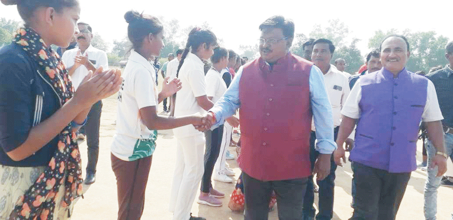 संसदीय सचिव मिंज ने विकासखंड स्तरीय युवा महोत्सव किया उद्घाटन