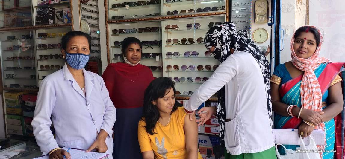 घर-घर जाकर लगा रहे कोरोना टीके