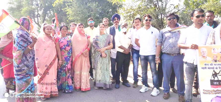 बढ़ती महंगाई के खिलाफ विधायक ने बोला हल्ला बढ़ती महंगाई के खिलाफ विधायक ने बोला हल्ला