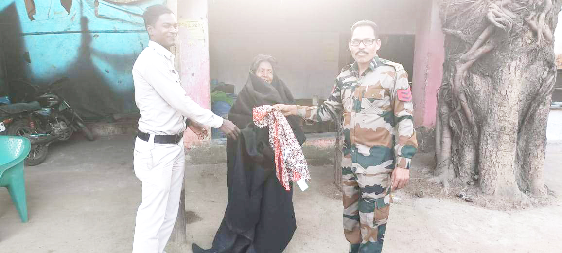 पुलिस ने मानसिक बीमार महिला को दिये कंबल और गर्म कपड़े