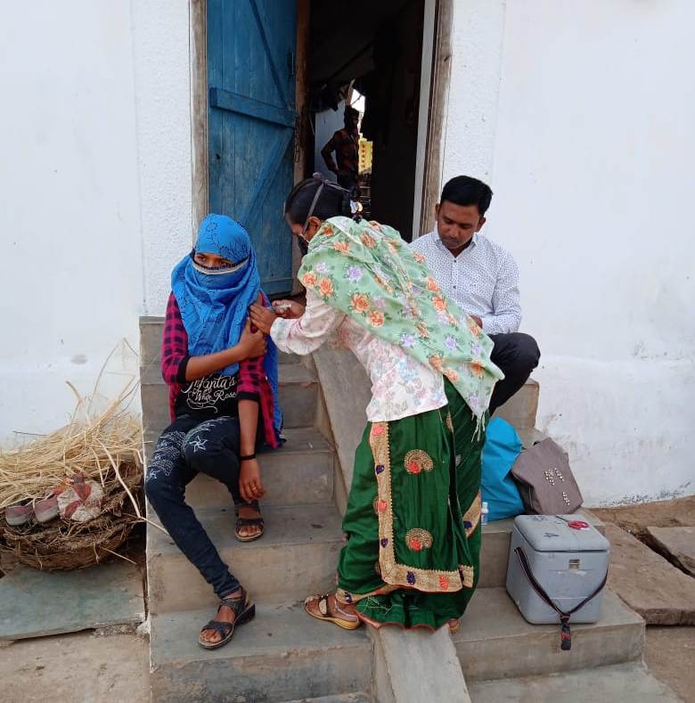 घर-घर जाकर लगा रहे कोरोना टीके घर-घर जाकर लगा रहे कोरोना टीके